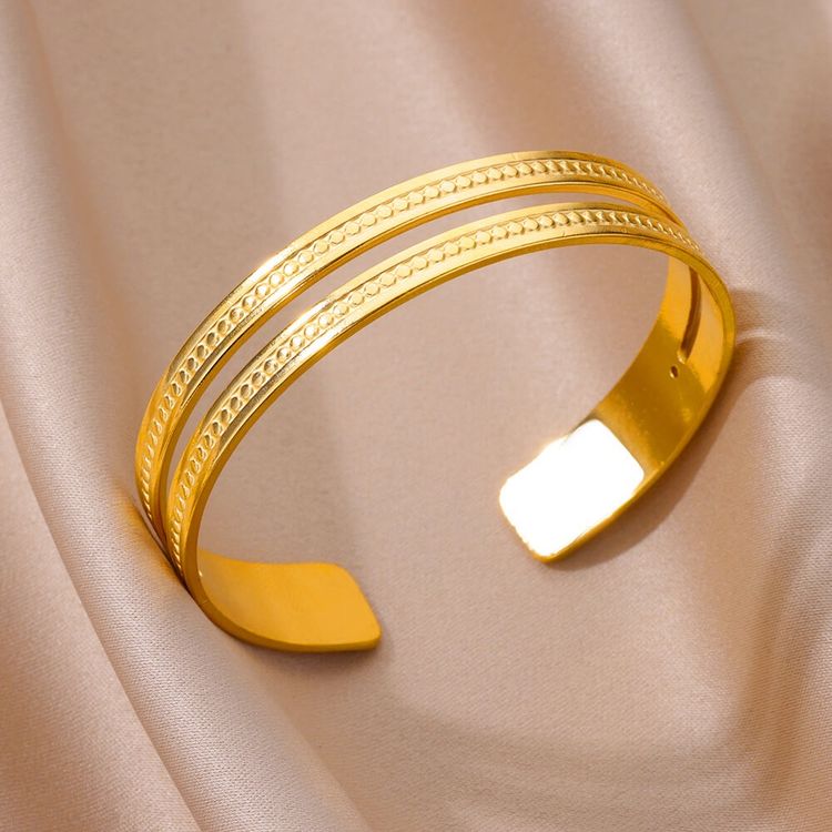 Immagine di Gold-Tone Cuff Bracelet 1