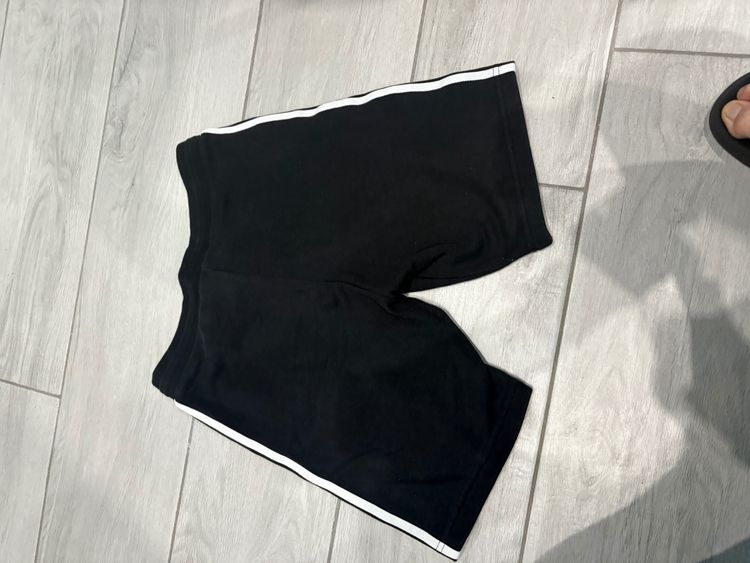 pantaloncini adidas neri con strisce bianche image 2