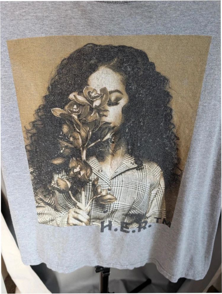 Official H.E.R. R&B Graphic Band T-Shirt XS Grey Cotton Blend image 3