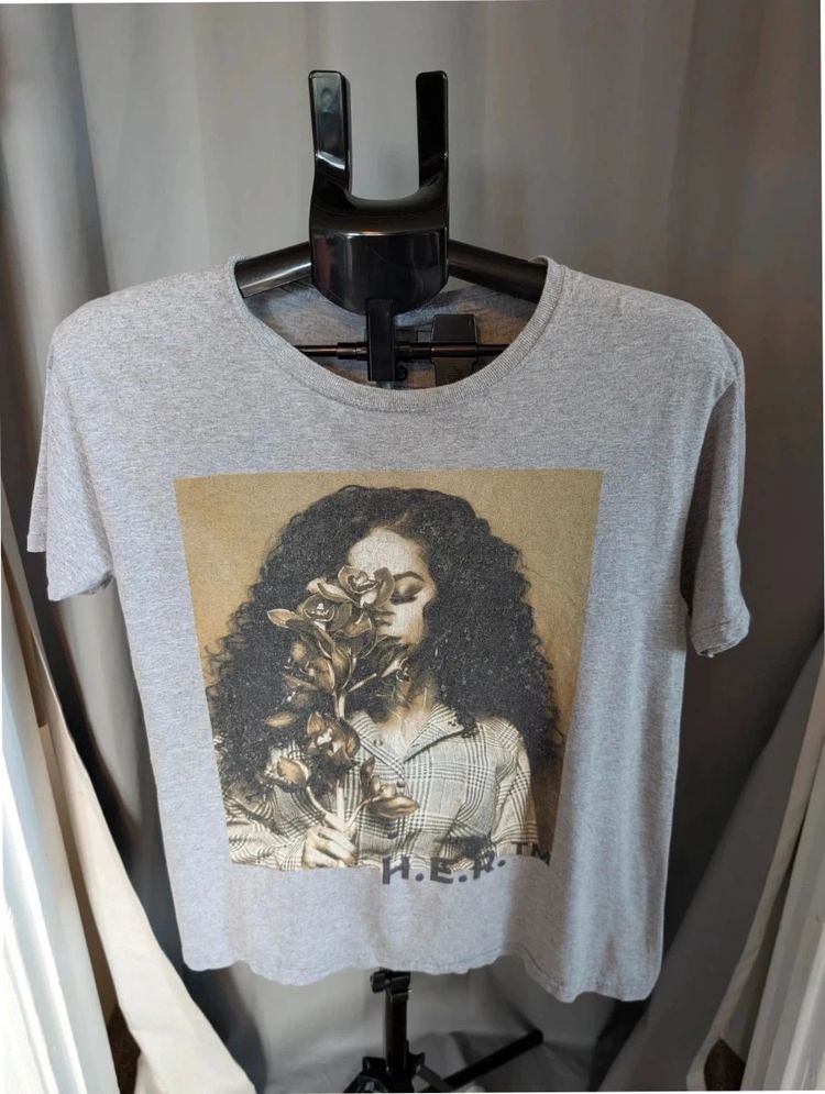 Official H.E.R. R&B Graphic Band T-Shirt XS Grey Cotton Blend image 1