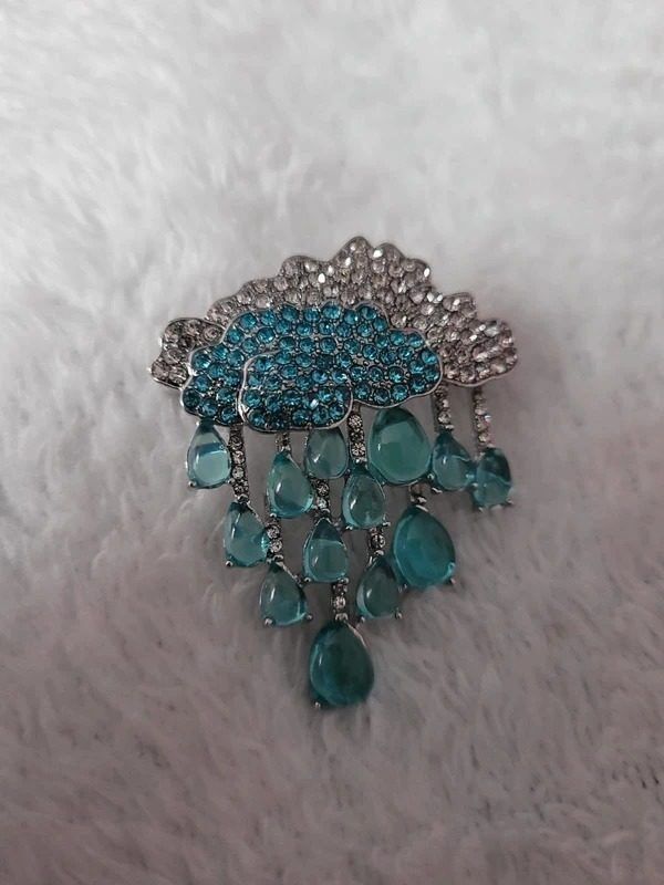 Cloud-Shaped Brooch With Blue And Clear Stones imagen 1