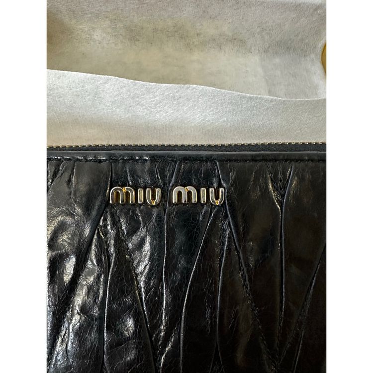 Miu Miu large zipped wallet / all-in-one in black pleated leather / Miu Miu Matelassé long wallet image 2