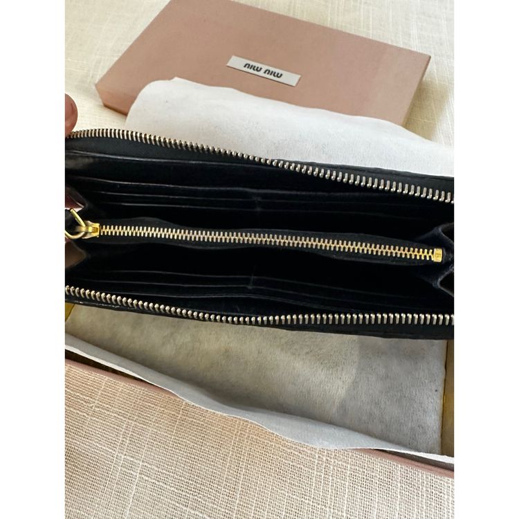Miu Miu large zipped wallet / all-in-one in black pleated leather / Miu Miu Matelassé long wallet image 7
