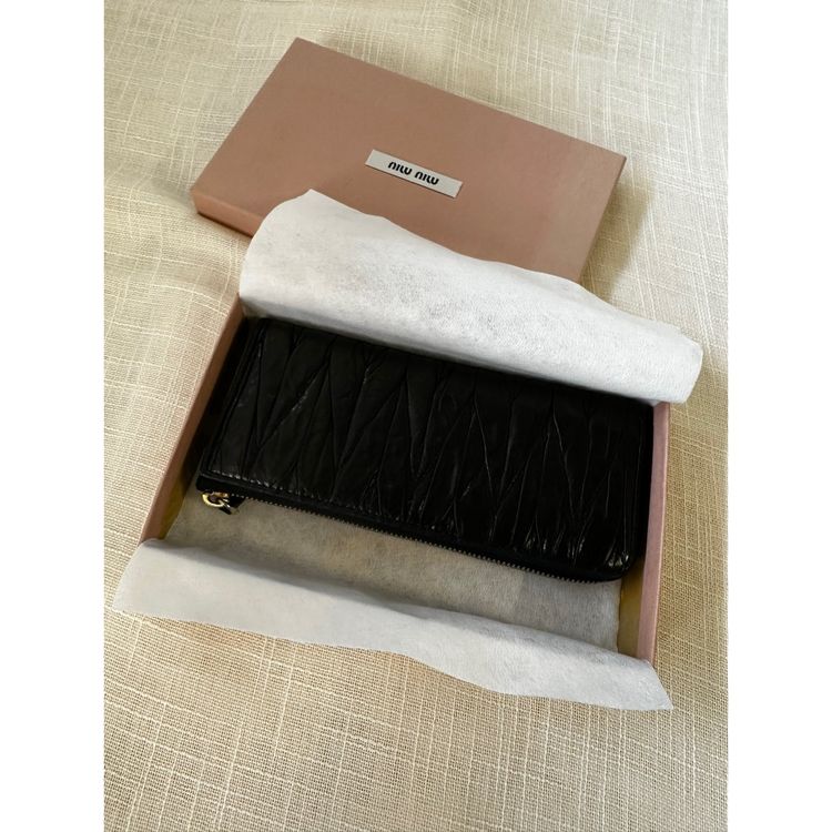 Miu Miu large zipped wallet / all-in-one in black pleated leather / Miu Miu Matelassé long wallet image 4