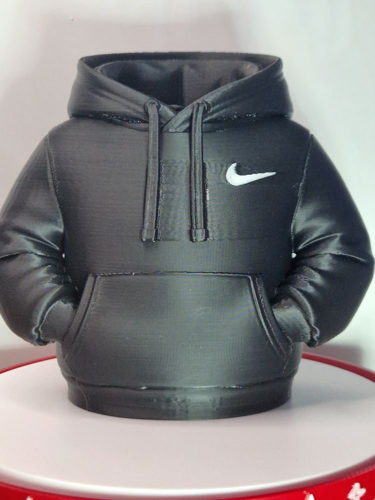 Immagine di 3d printed Nike Black Hoodie pen holder 1