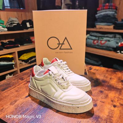 Oa Non-Fashion White Sneakers With Red Accents. Modello: A55