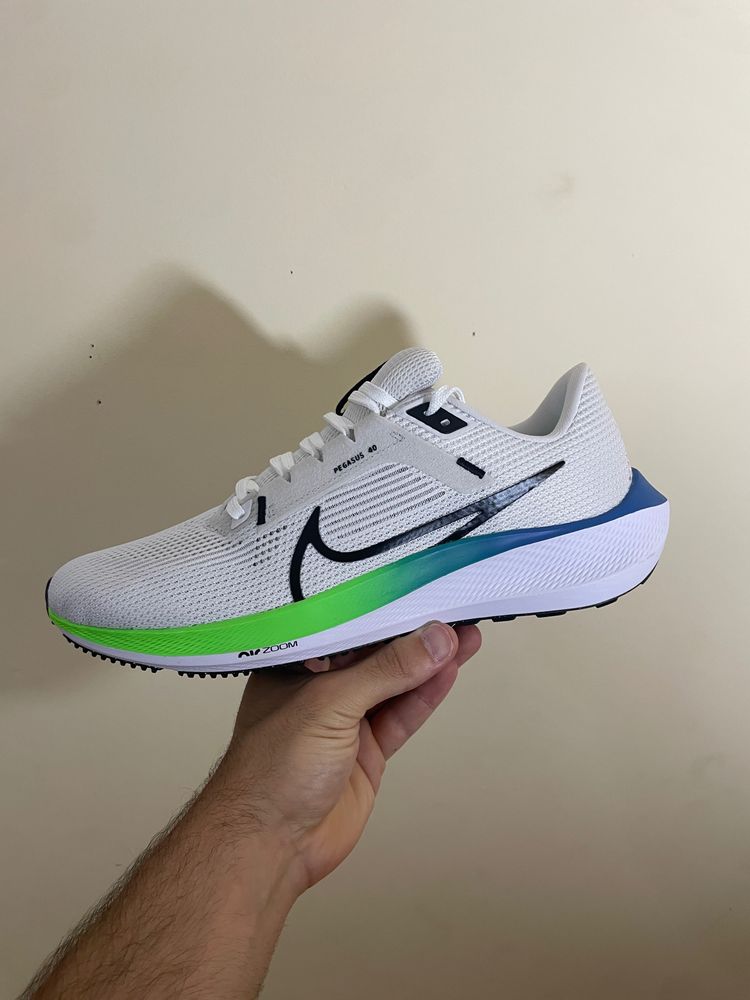 Nike Pegasus 40 Blanca, verde y azul. Nueva