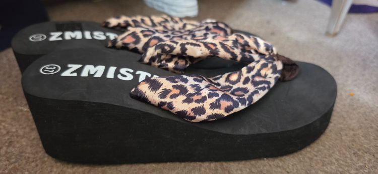 Zmistuo Leopard Print Platform Flip Flops image 3