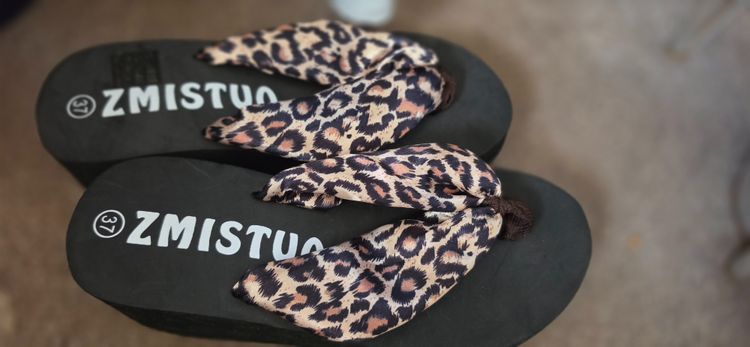 Zmistuo Leopard Print Platform Flip Flops