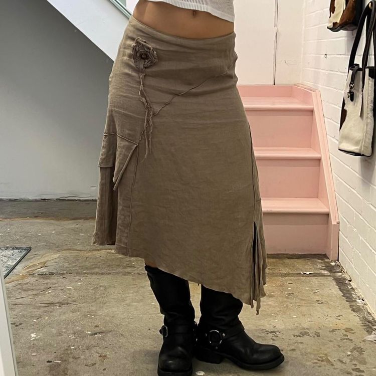 Brown Asymmetrical Skirt With Patchwork And Flower Detail imagen 2
