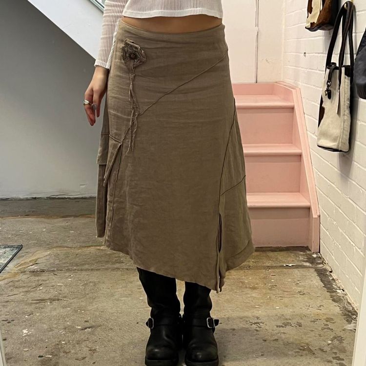 Brown Asymmetrical Skirt With Patchwork And Flower Detail imagen 1