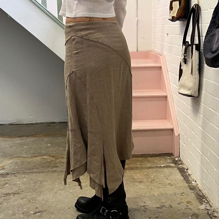 Brown Asymmetrical Skirt With Patchwork And Flower Detail imagen 4