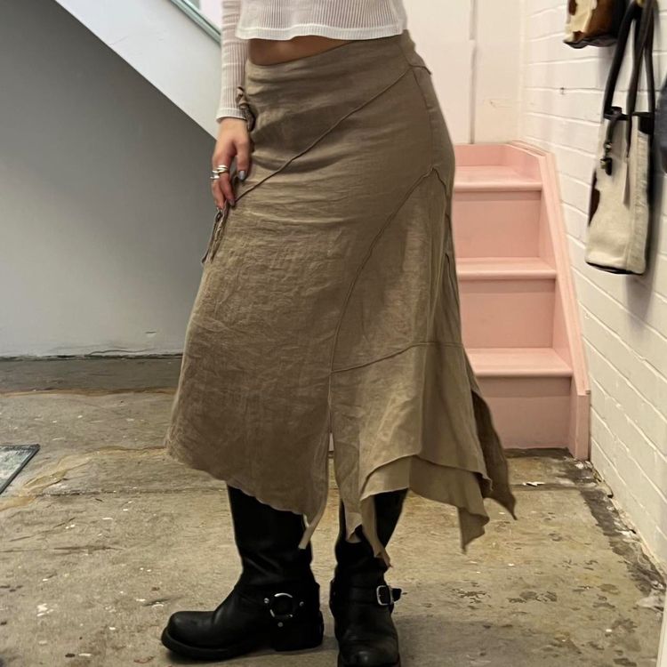 Brown Asymmetrical Skirt With Patchwork And Flower Detail imagen 5
