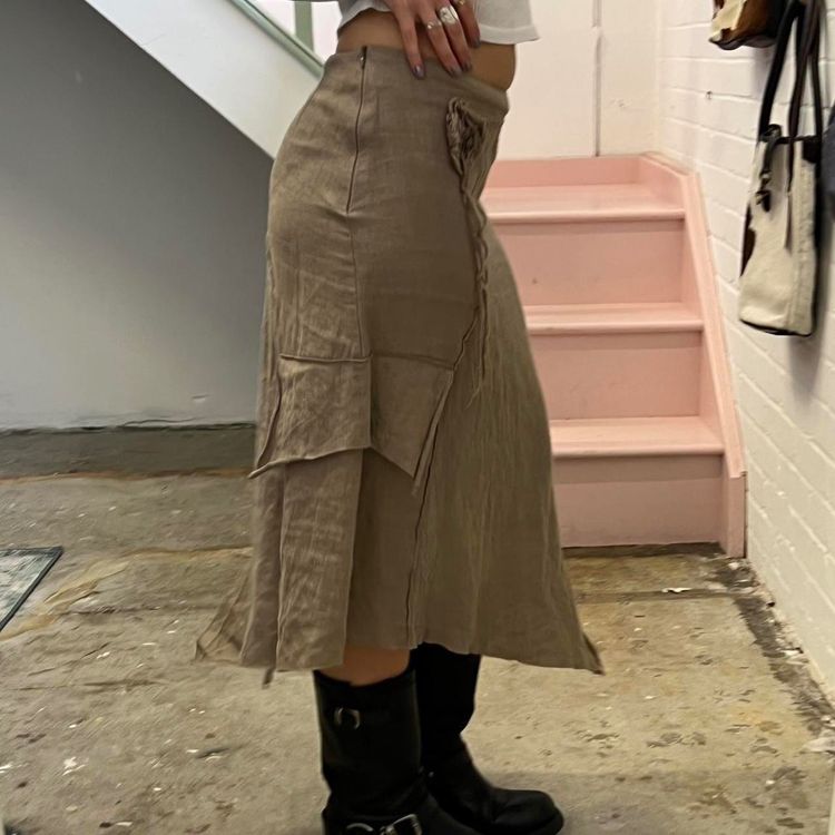 Brown Asymmetrical Skirt With Patchwork And Flower Detail imagen 3