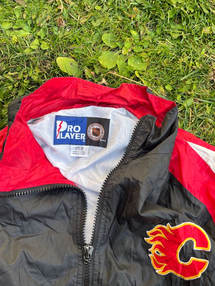 Immagine di Pro Player black and red jacket with Calgary Flames logo 2