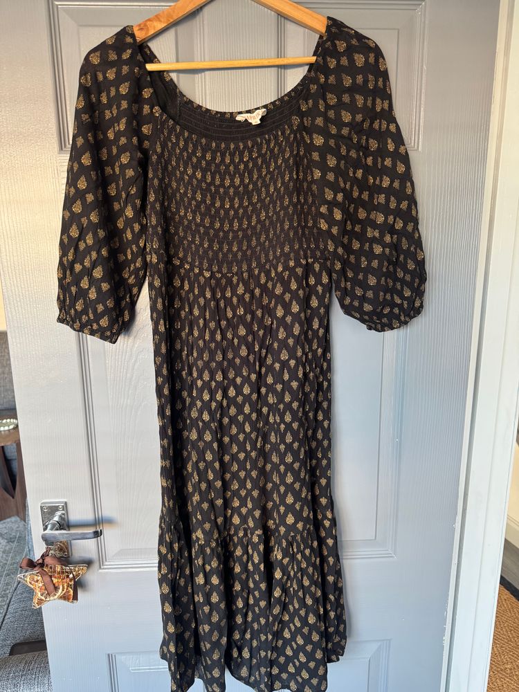 Vintage Paprika Black Dress With Gold Pattern