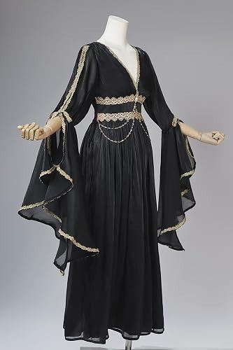 Black Long Dress With Gold Lace Trim And Chains imagen 4