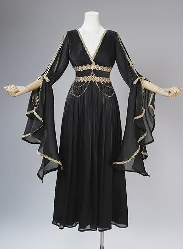 Black Long Dress With Gold Lace Trim And Chains imagen 3