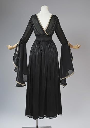 Black Long Dress With Gold Lace Trim And Chains imagen 5