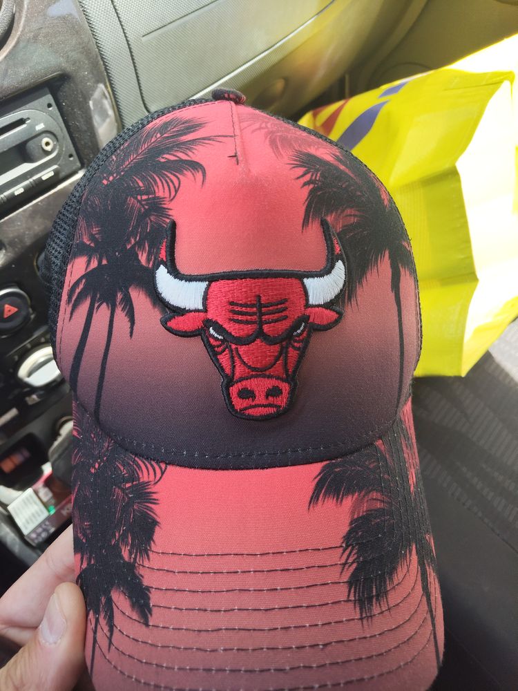 New Era Adjustable Mesh Back Cap With Chicago Bulls Logo