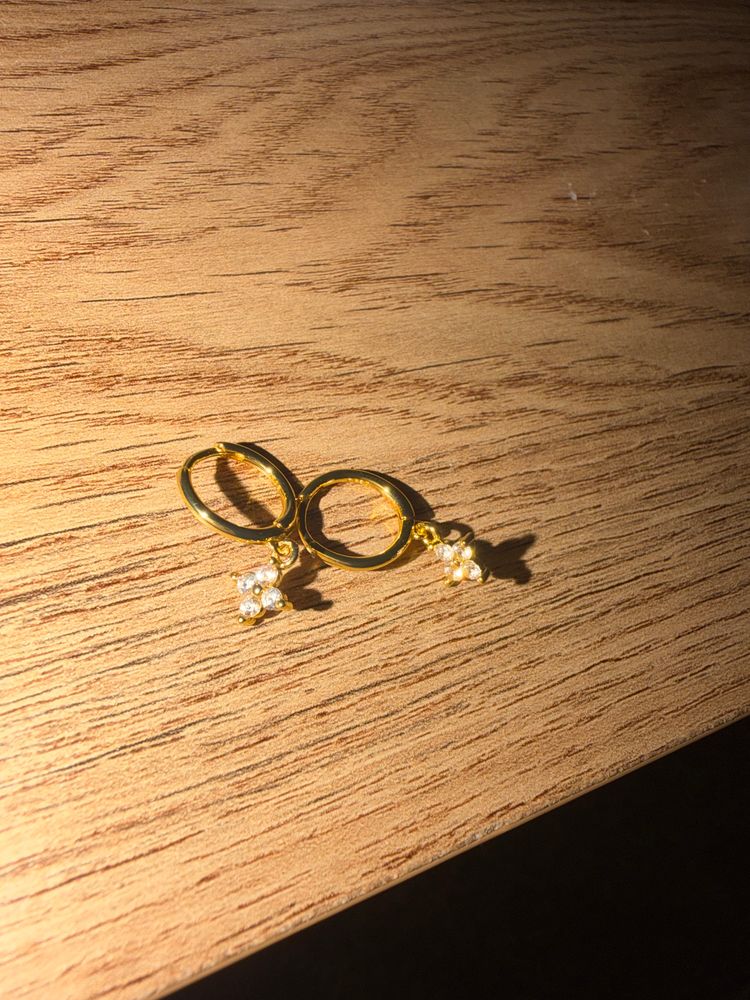 Immagine di Gold Hoop Earrings With Pearl Charms 1