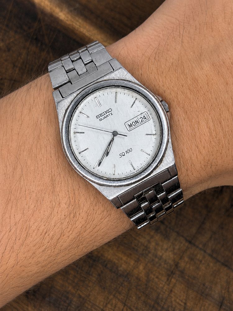 Vintage Seiko SQ100 Quartz Watch | Day-Date | Stainless Steel | Silver Dial | Japan 3
