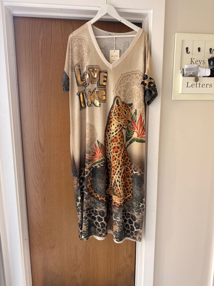 Beige Dress With Leopard Print And Text imagen 1