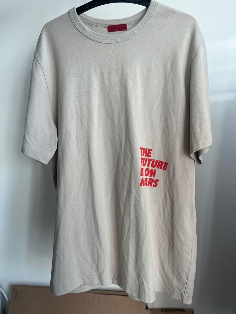 The future is on mars - Beige T-Shirt With Red Text