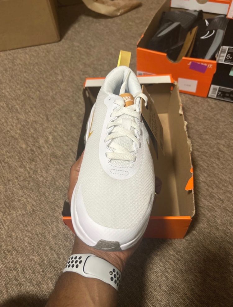 Nike white and yellow sneakers obraz 2