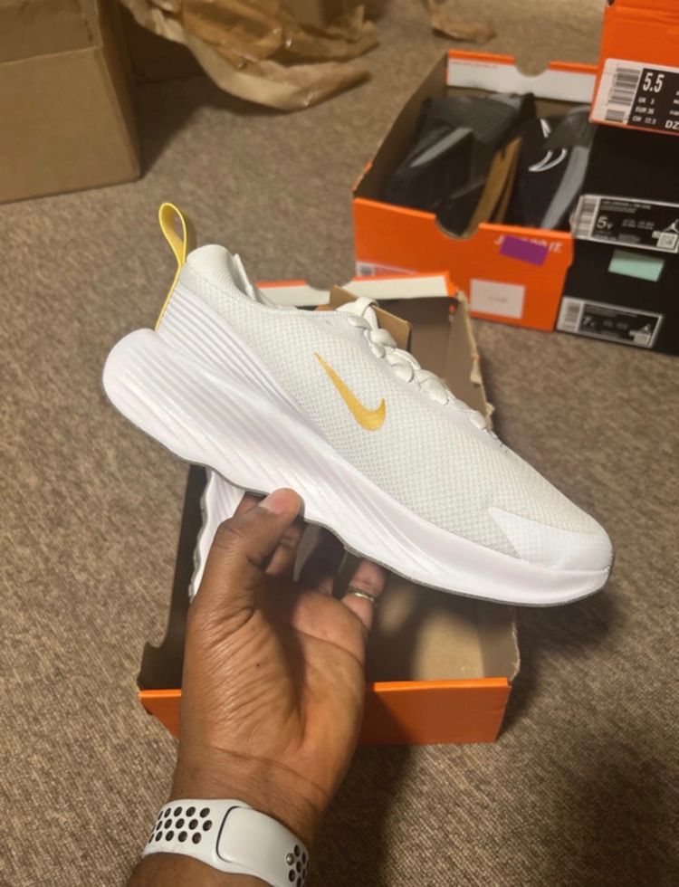 Nike white and yellow sneakers obraz 6