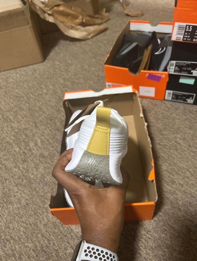 Nike white and yellow sneakers obraz 5