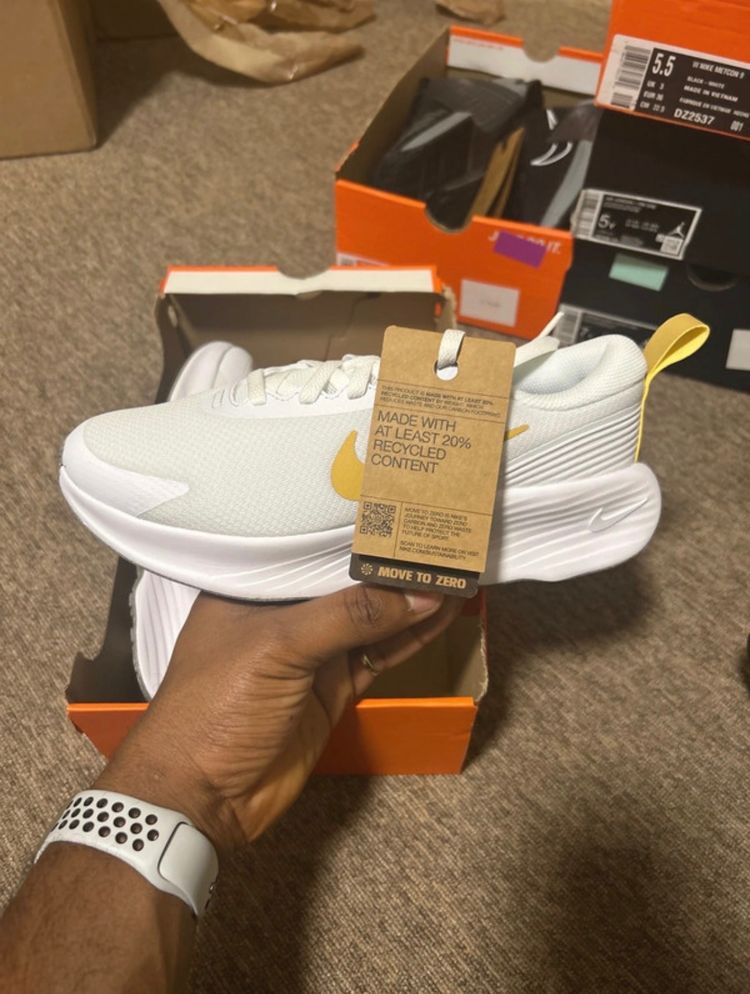 Nike white and yellow sneakers obraz 7