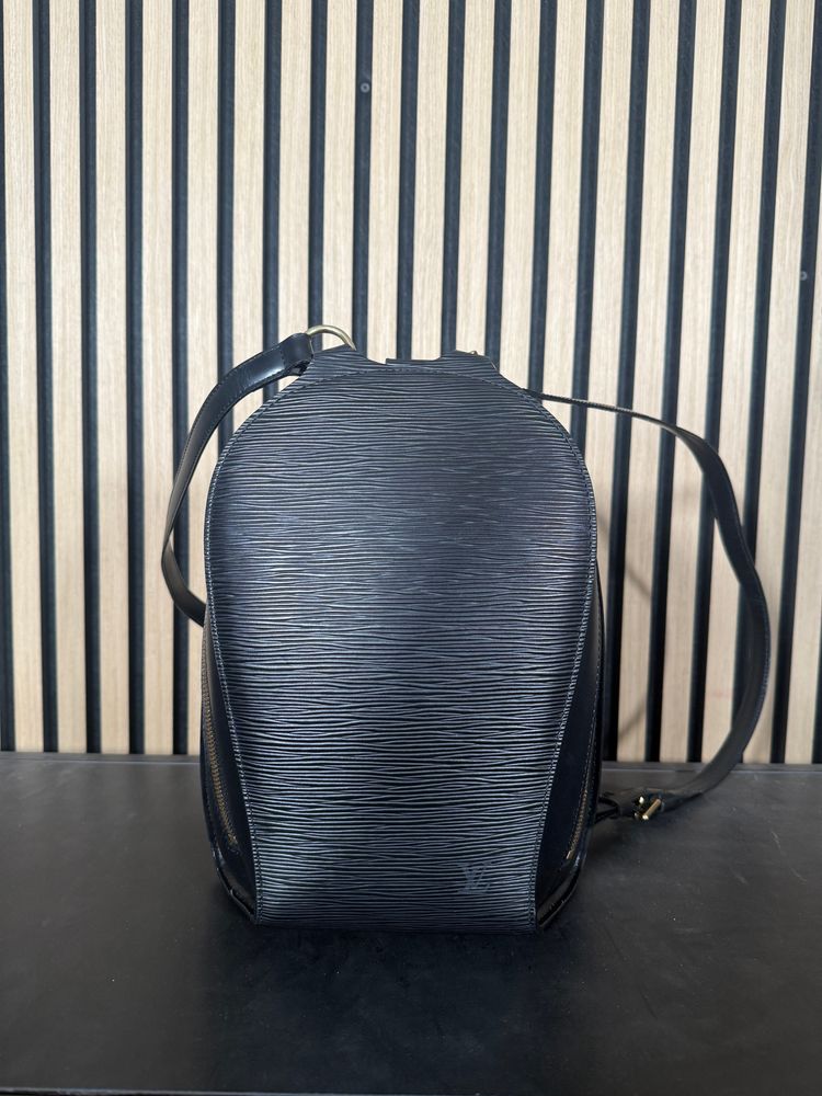 B90 Louis Vuitton Epi Mabillon Bagpack Black
