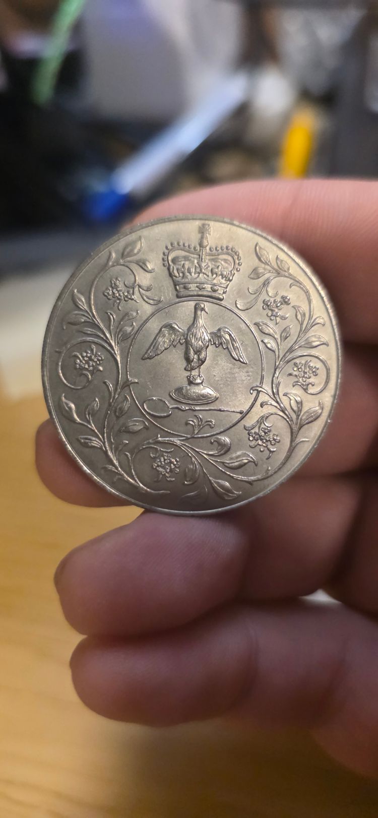 £3). 1977 commemorative coin Royal mint  imagen 8