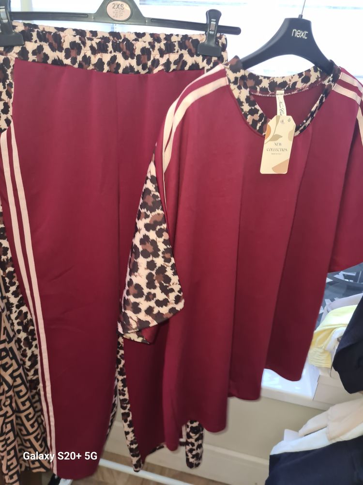 Leopard Print Pants And Red Top With Leopard Collar imagen 2