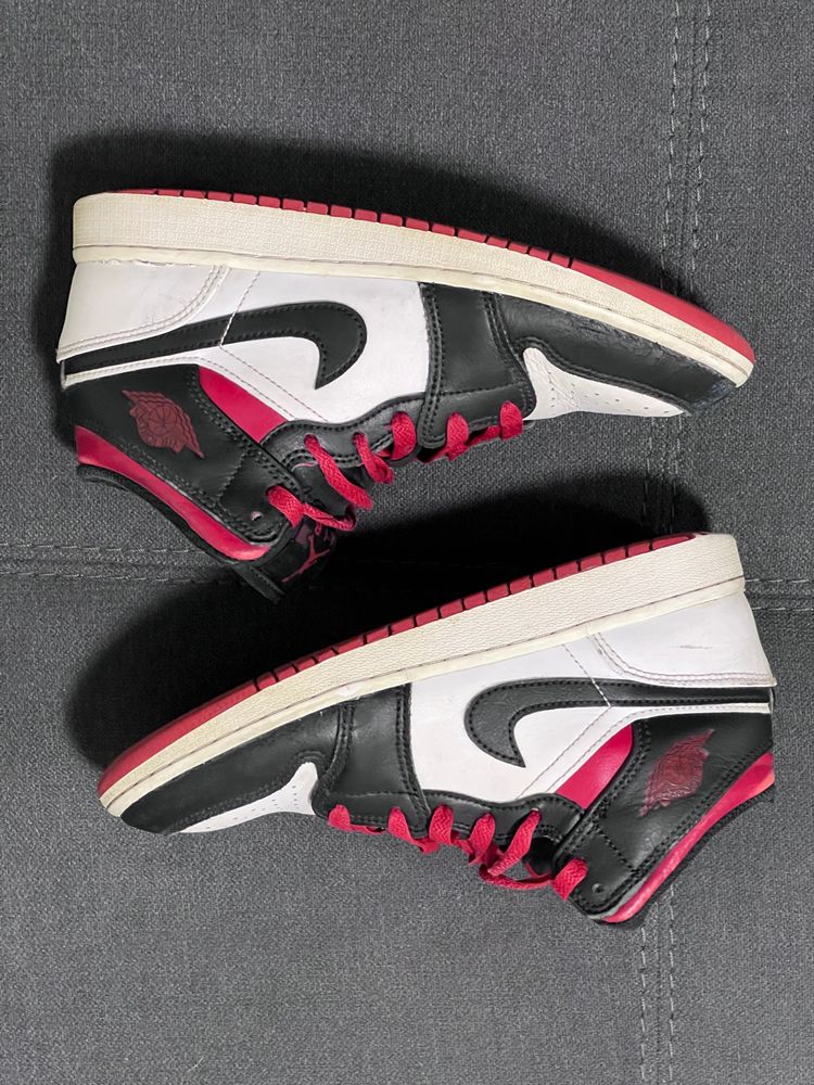 Nike Air Jordan 1 Mid Sneakers