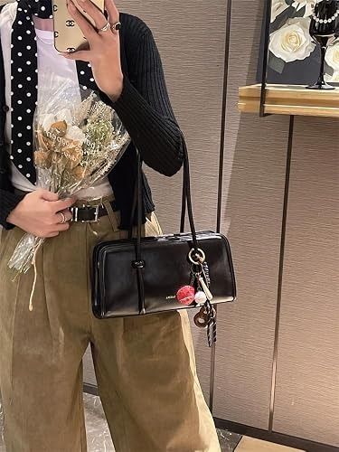 Black Handbag With Charm Accessories obraz 2
