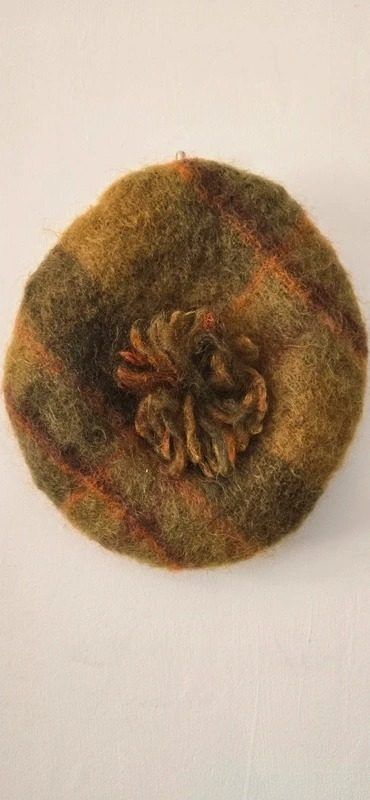 Brown And Green Wool Beret With Flower Detail imagen 1