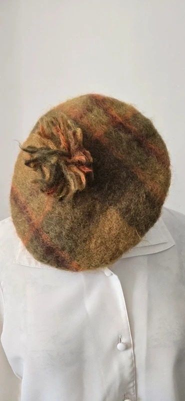Brown And Green Wool Beret With Flower Detail imagen 2
