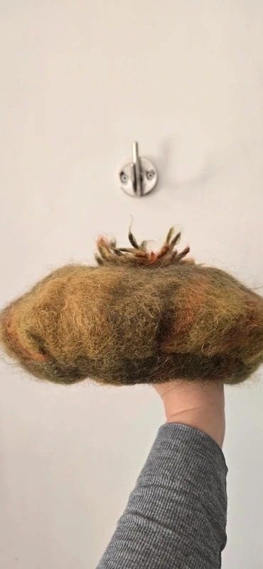Brown And Green Wool Beret With Flower Detail imagen 3