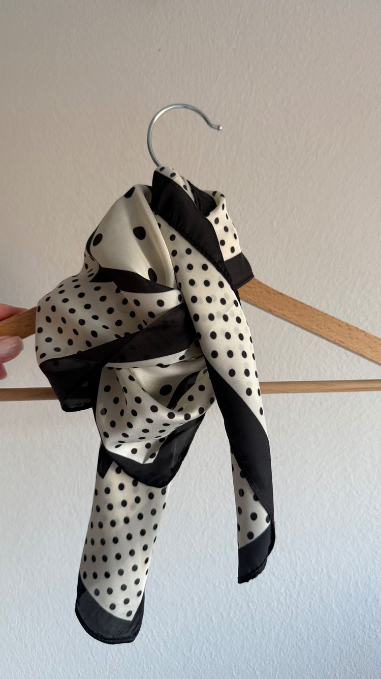 Gawroszka w groszki Black And White Polka Dot Scarf