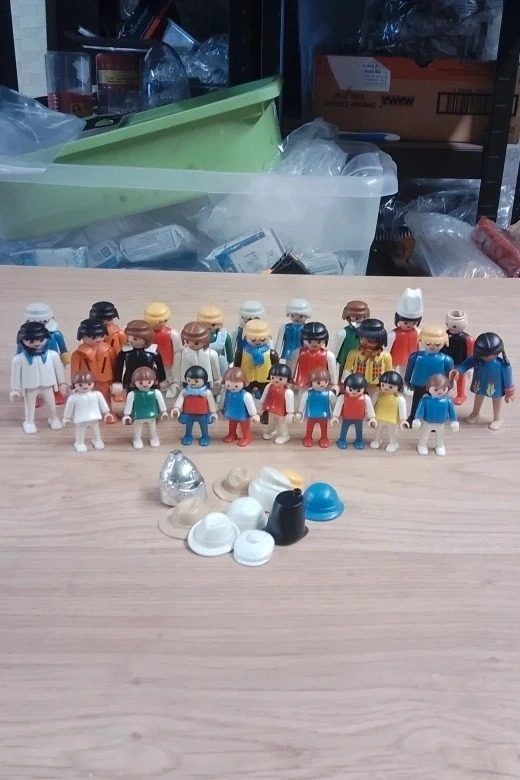 Immagine di Plastic Toy Figures With Hats 1