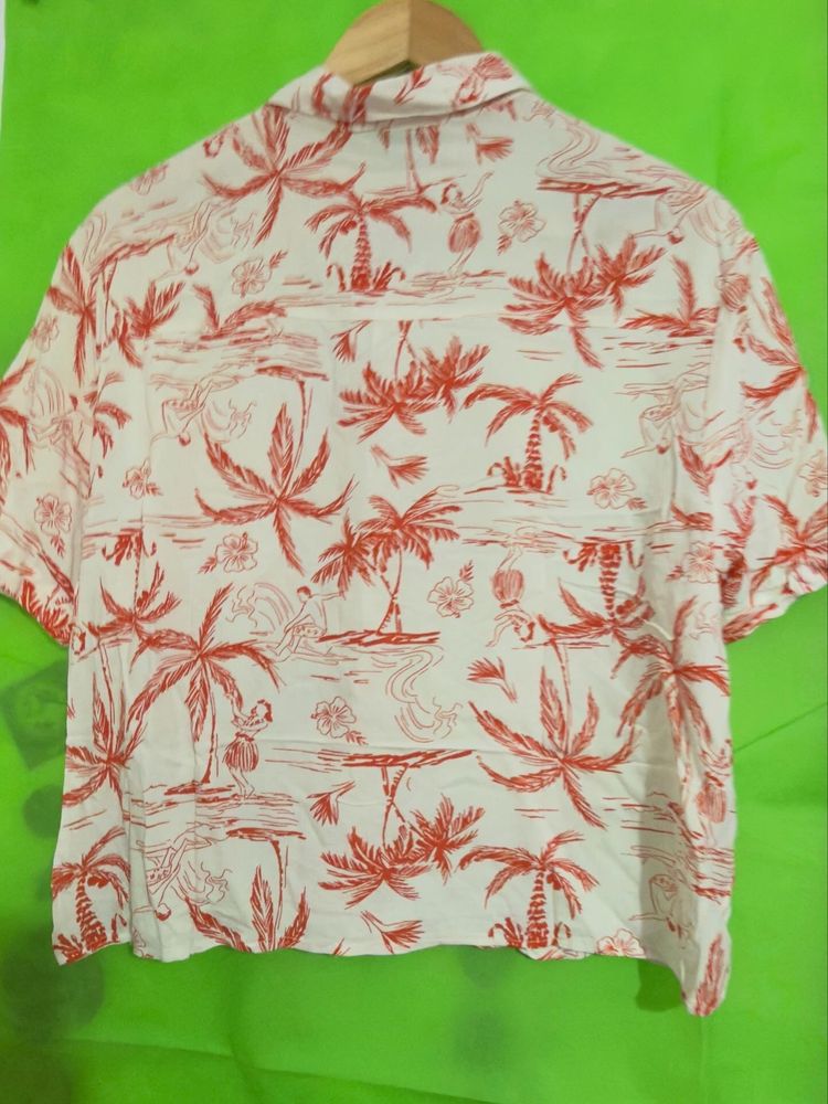Camisa de manga corta con estampado tropical blanco y rojo
