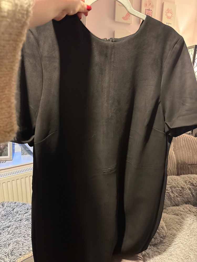 black short sleeve dress