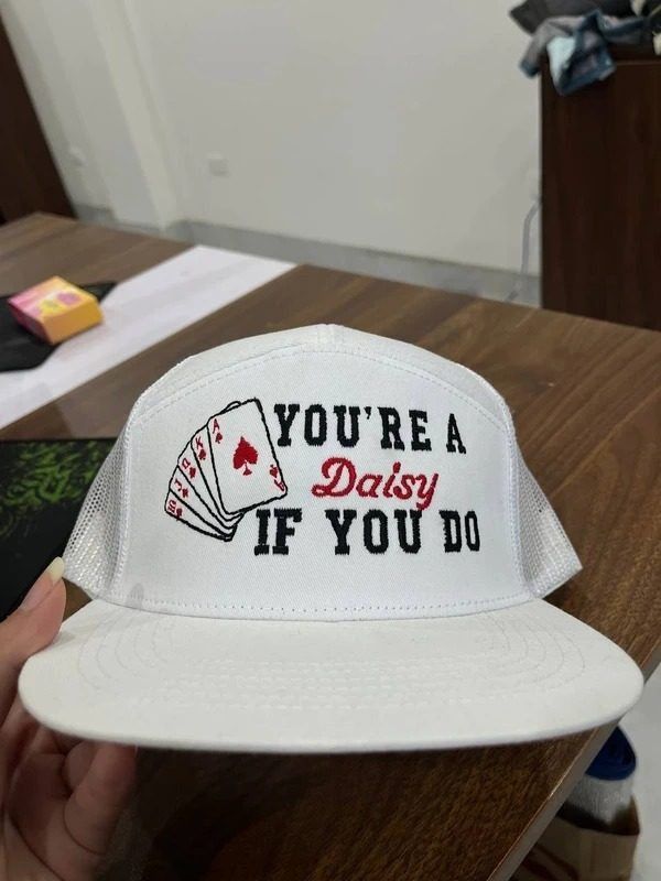 White Mesh Trucker Cap With Embroidered Text And Cards obraz 1