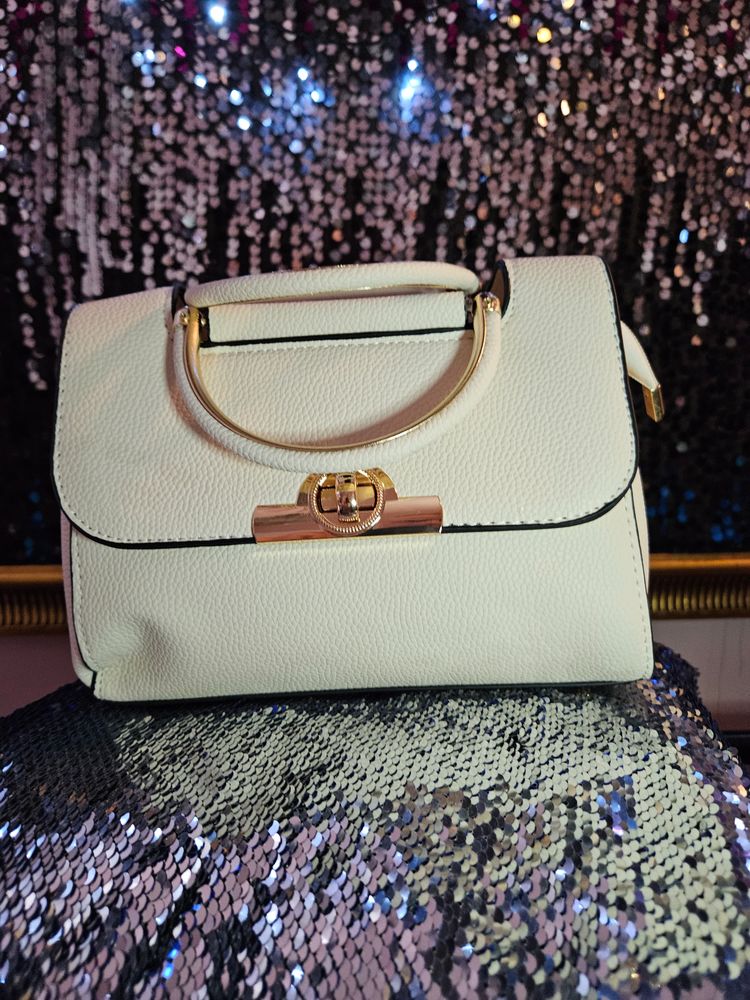White Handbag With Gold-Tone Hardware obraz 2