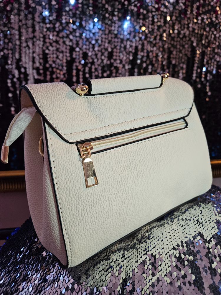 White Handbag With Gold-Tone Hardware obraz 3