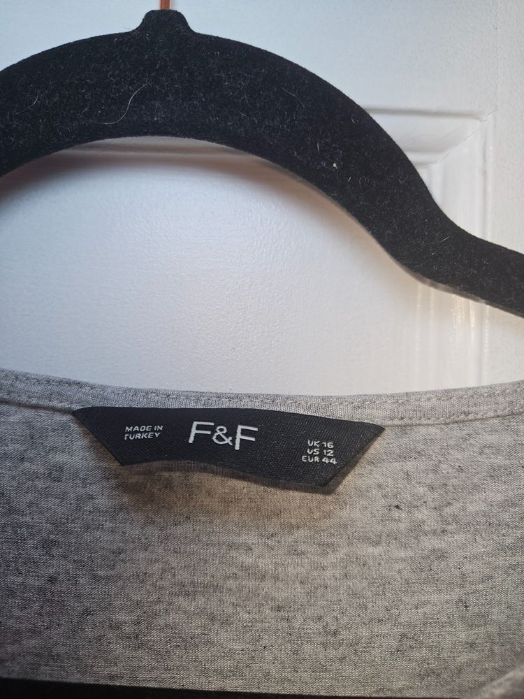 grey long sleeve top obraz 2