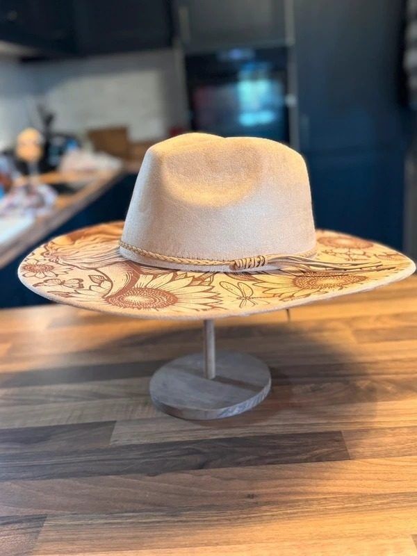 Beige Wide-Brimmed Hat With Floral And Lion Design On Brim obraz 2