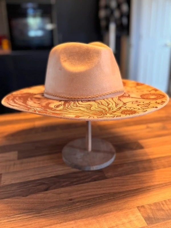 Beige Wide-Brimmed Hat With Floral And Lion Design On Brim obraz 3